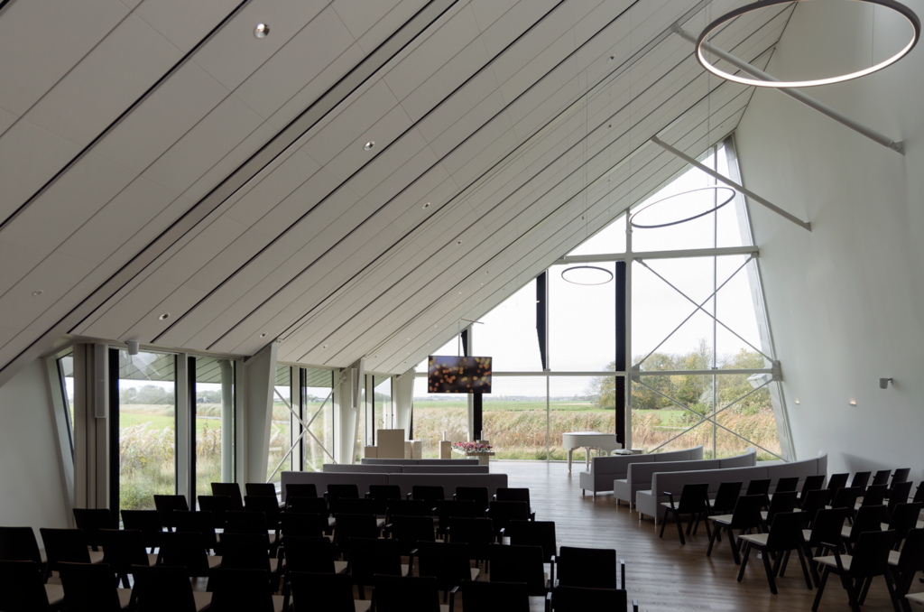 Grote aula De Groot van Crematorium Alkmaar met ruim 200 zitplaatsen en uitzicht over de polder