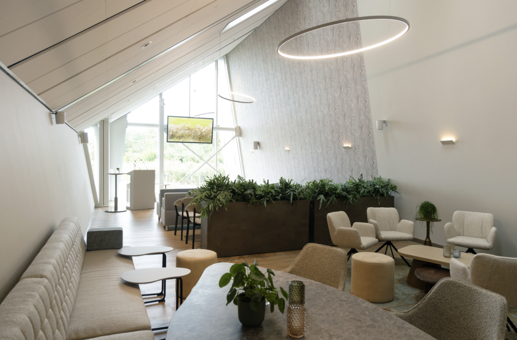 Kleine aula De Viaan van Crematorium Alkmaar met spreekgestoelte, scherm en losse zitplaatsen