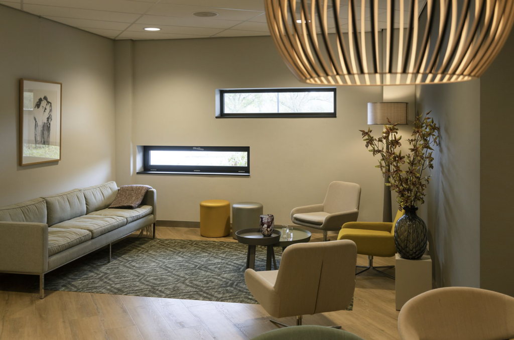 Kleine zithoek met bank en fauteuils in Crematorium Alkmaar, voor een afscheid met een klein gezelschap