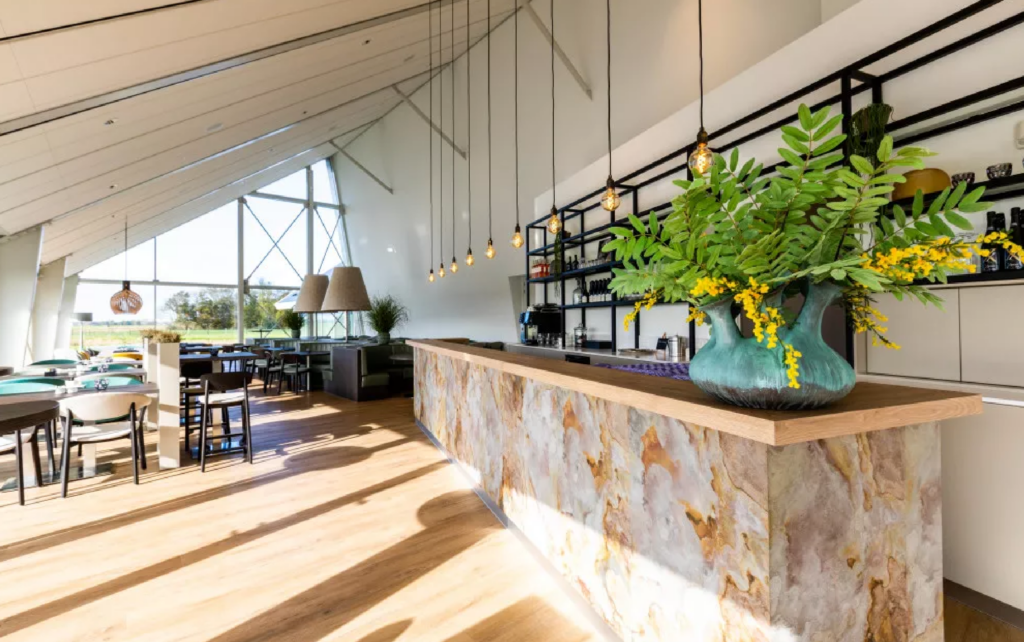 Grote koffiekamer De Waag van Crematorium Alkmaar met natuurstenen bar en uitzicht over de polder