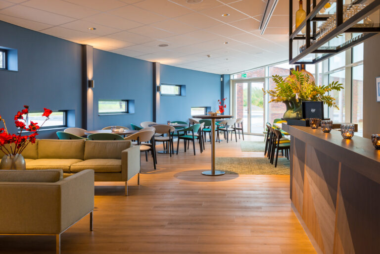 De koffiekamer van Crematorium Alkmaar met bar, zithoek en tafels